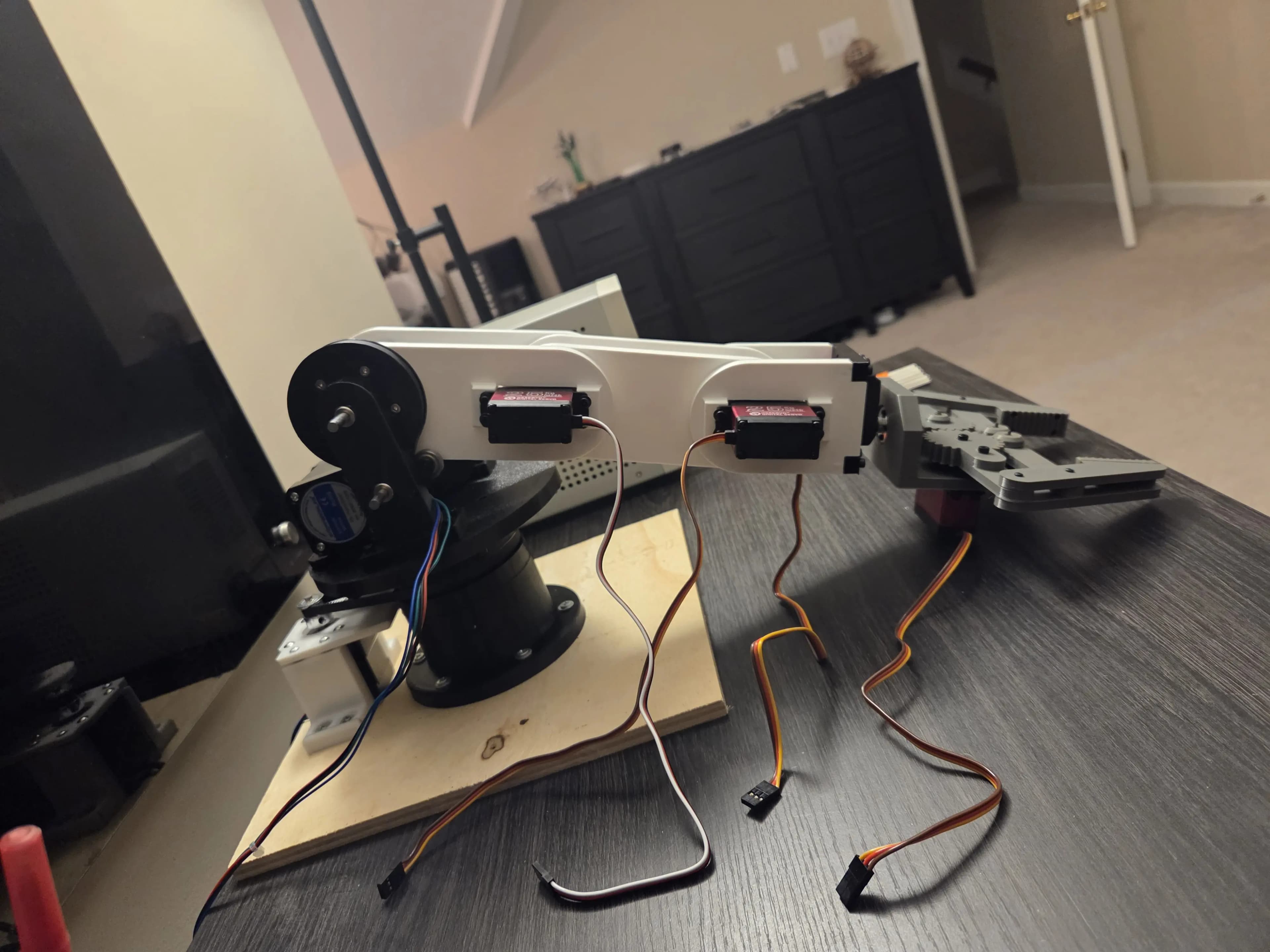 Picture of the completed arm with claw